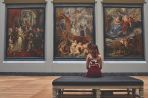 Woman visiting a museum as a way to handle moving delays