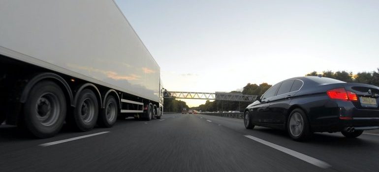 A shipping truck on the road complying to Florida's shipping regulations for 2021.