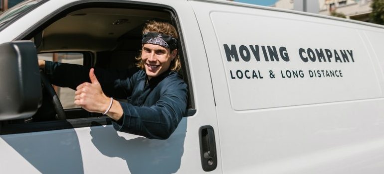 long distance movers Sarasota giving a thumbs up