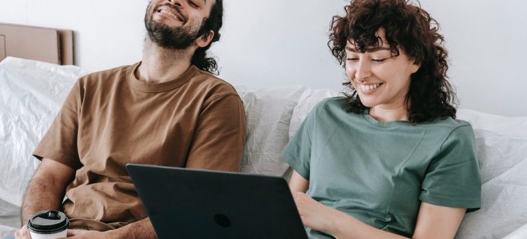 couple looking for local movers Arcadia on their laptop