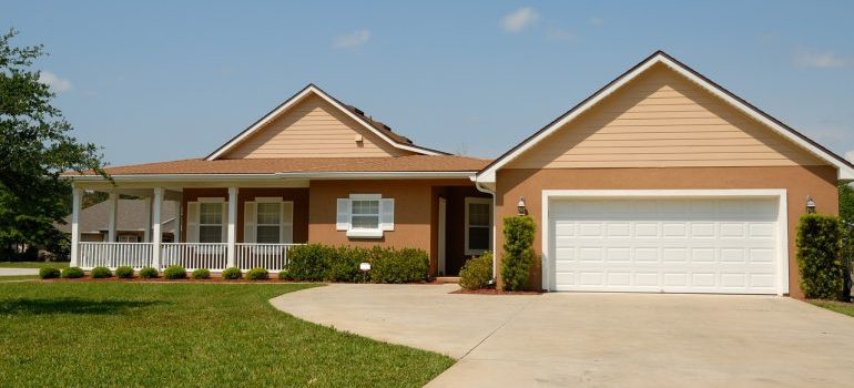 House with a garage in Florida.