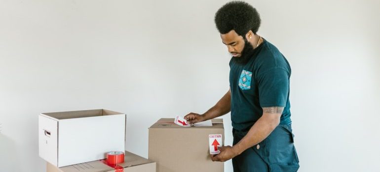 A man packing a moving boxx