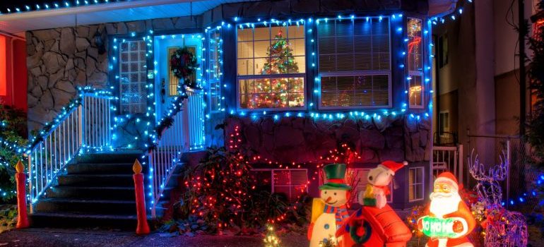A house decorated with Christmas lights 