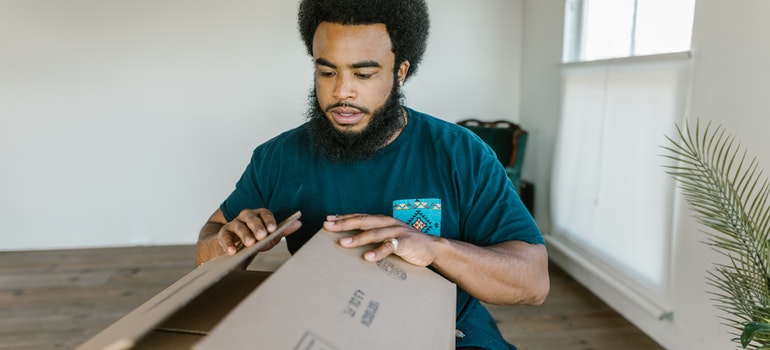 mover closing a moving box