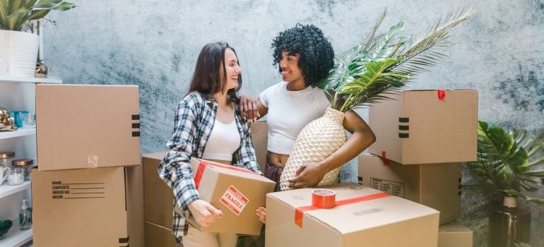 women packing up 