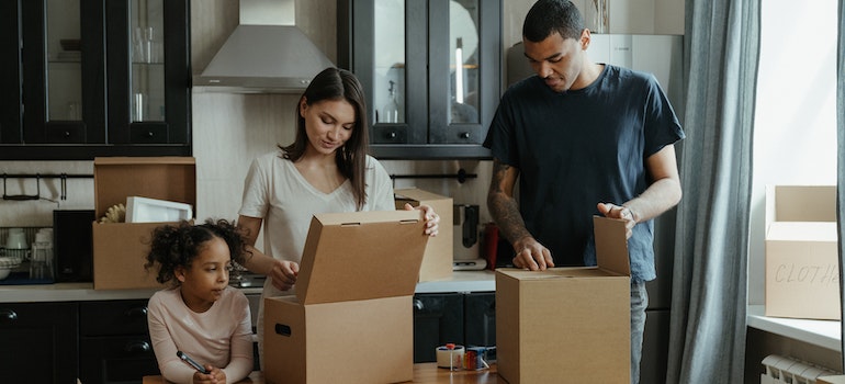 Familly getting ready for the move.