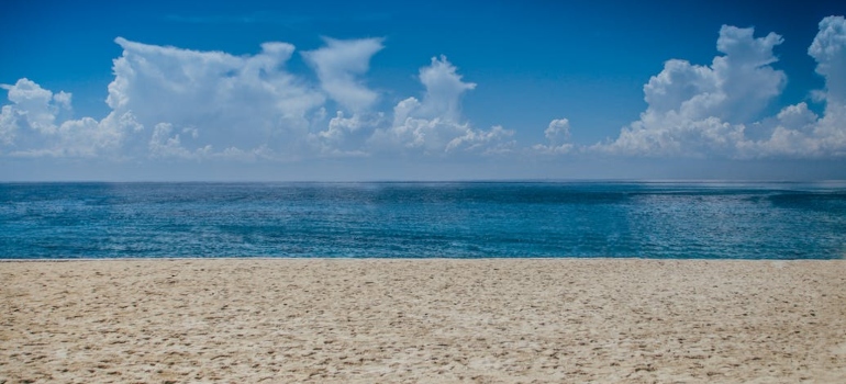 some of the most beautiful spots in Florida are beaches. A picture of an epmty beach.