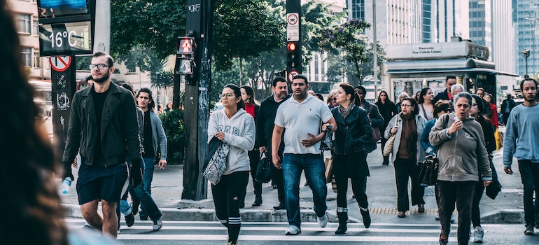 Peope walking on the streets, as population growth is one of the Florida real estate trends in 2023.