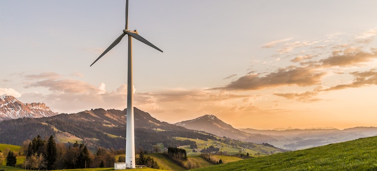 A white wind turbine representing sustainability, which is one of the main Florida real estate trends in 2023.