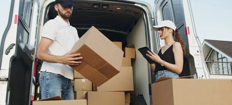 long distance movers Port Orange FL making an inventory list