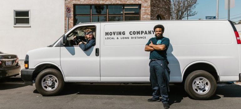Long distance movers Alamonte Springs in a van