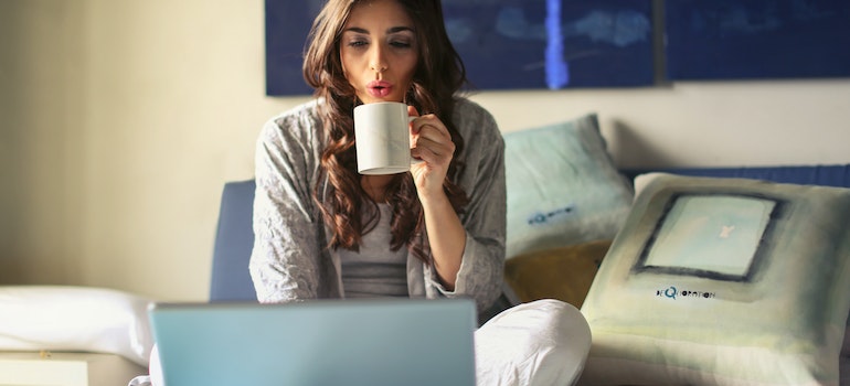 picture of a woman learning about Florida's logistics trends