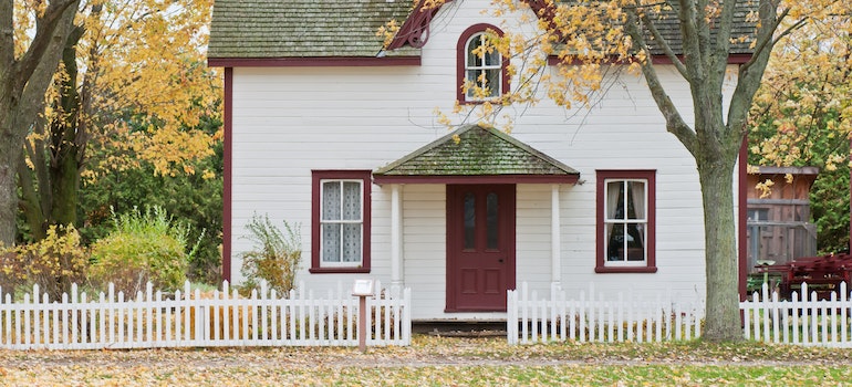 picture of a white home