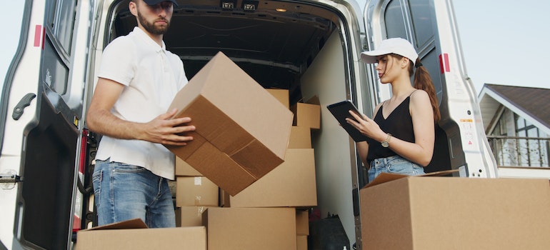 Local movers Wesley Chapel carrying boxes