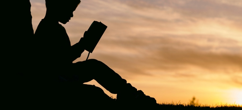 Picture of a kid reading a book 