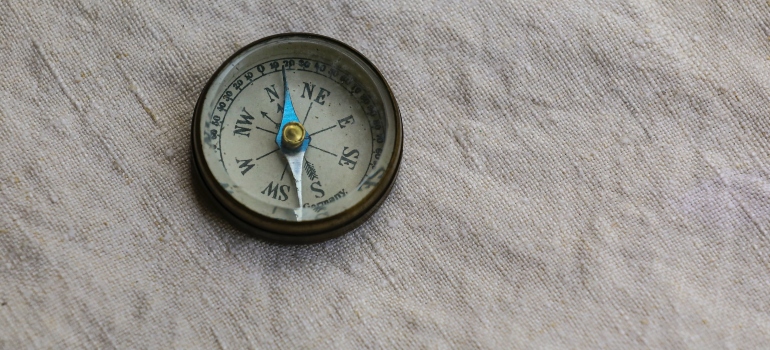 Picture of a compass 