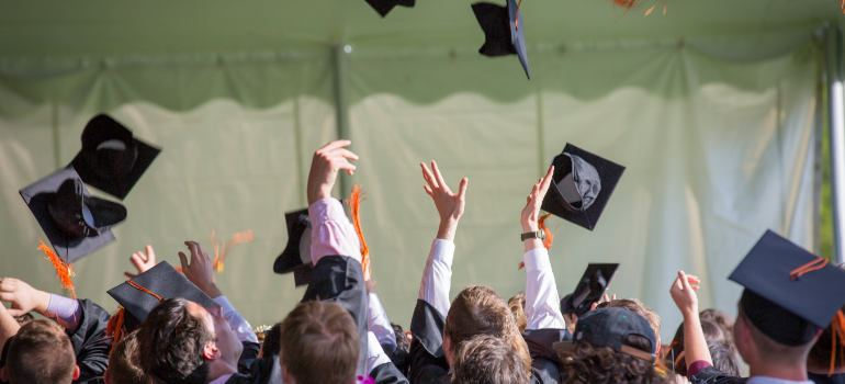 happy students graduating 