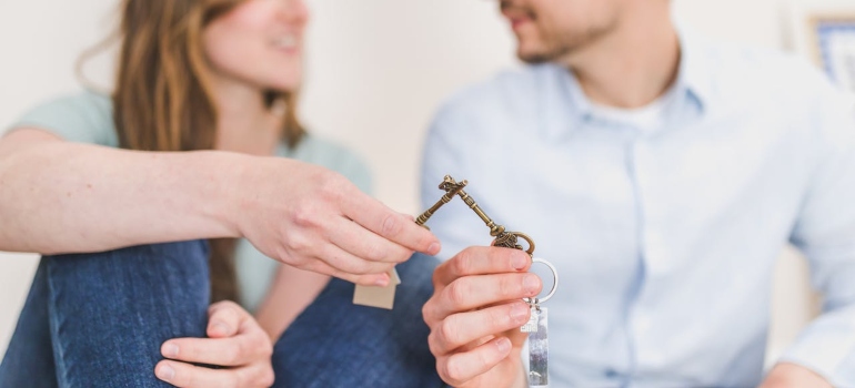 Picture of a couple holding keys 